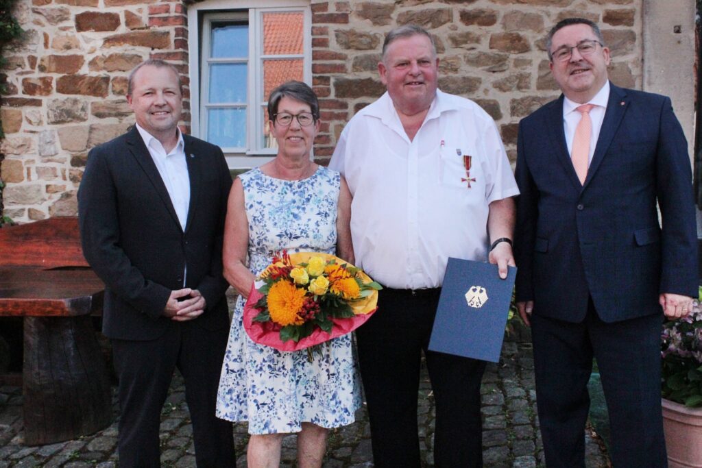 Von rechts: Landrat Dr. Axel Lehmann, Ordensträger Wilfried Gerkensmeier mit Ehefrau Monika Gerkensmeier und Mario Hecker, Bürgermeister von Kalletal (Foto: Kreis Lippe)