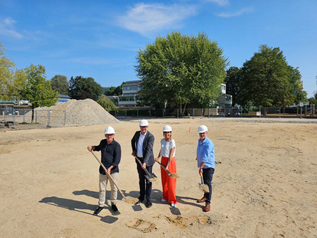 Viel Platz für Neues: (von links) Architekt Frank Winterhalter, Bürgermeister Markus Baier, Schulleiterin Dorit Meier und Martin Gasse von Gasse-Schumacher-Partner Landschaftsarchitekten an dem Ort, wo der Neubau für die Realschule entstehen wird.