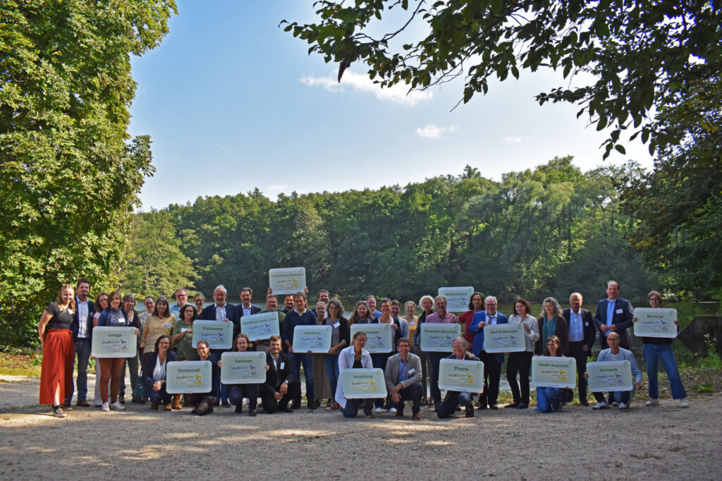 Die zertifizierten und rezertifizierten Städte und Gemeinden beim Jagdschloss Kranichstein in Darmstadt. (Foto: Stadt Darmstadt)