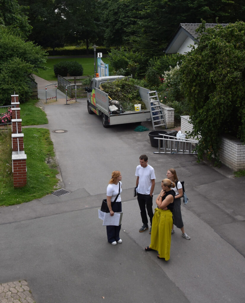 Berit Weber (Abteilungsleiterin Stadtplanung) und Elsa Eichholz (Stadtplanung) waren mit Carsten Schäfer, Lisa Vinnytska und Fabian Lollert von der Planungsgruppe Stadtbüro in der Lemgoer Innenstadt für das ISEK unterwegs.