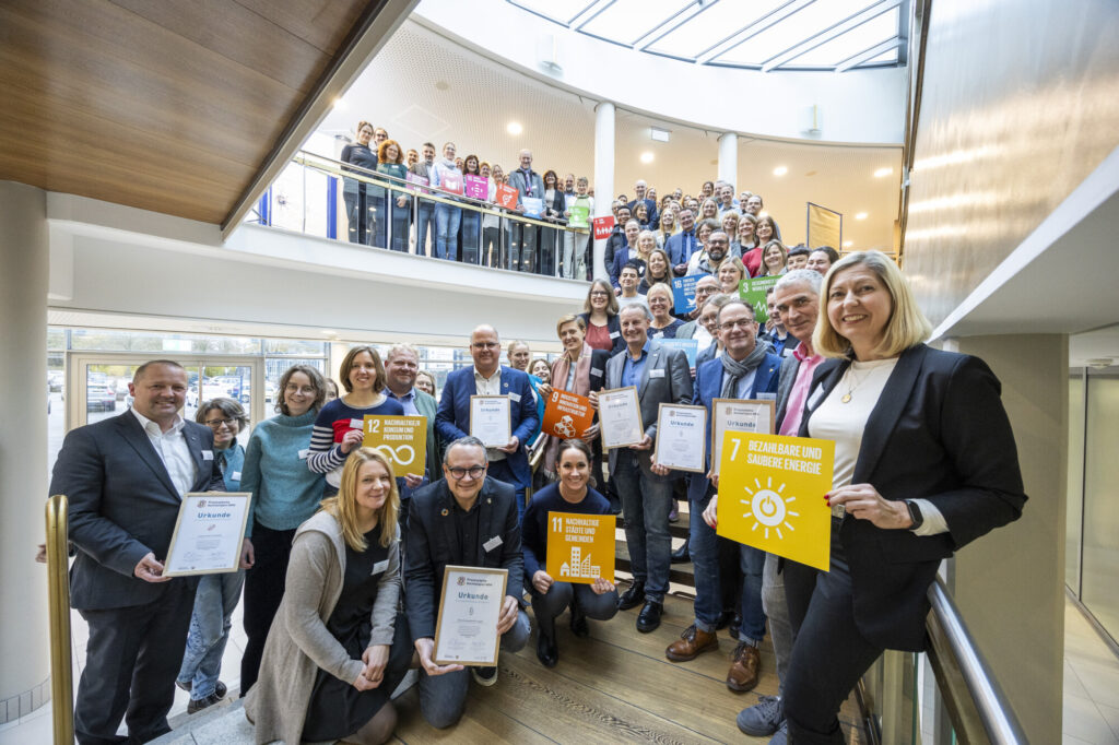 Bürgermeister Markus Baier, Klimaschutzmanagerin Ronja Post und Anja Kern (Strategieentwicklung). (Foto: LAG 21 NRW / Sarah Rauch)