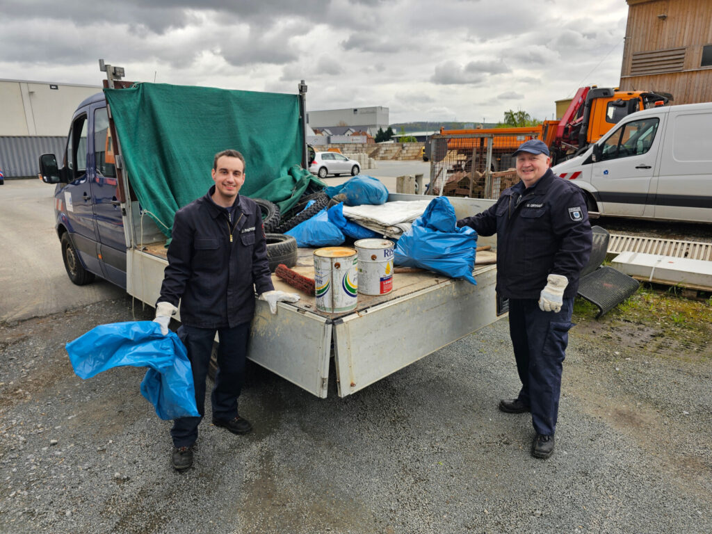 (von links) Jan Kevin Philippsen und Ulrich Ortmann von der Freiwilligen Feuerwehr Lemgo fanden beim Frühjahrsputz unter anderem einige Reifen und altes Frittierfett.