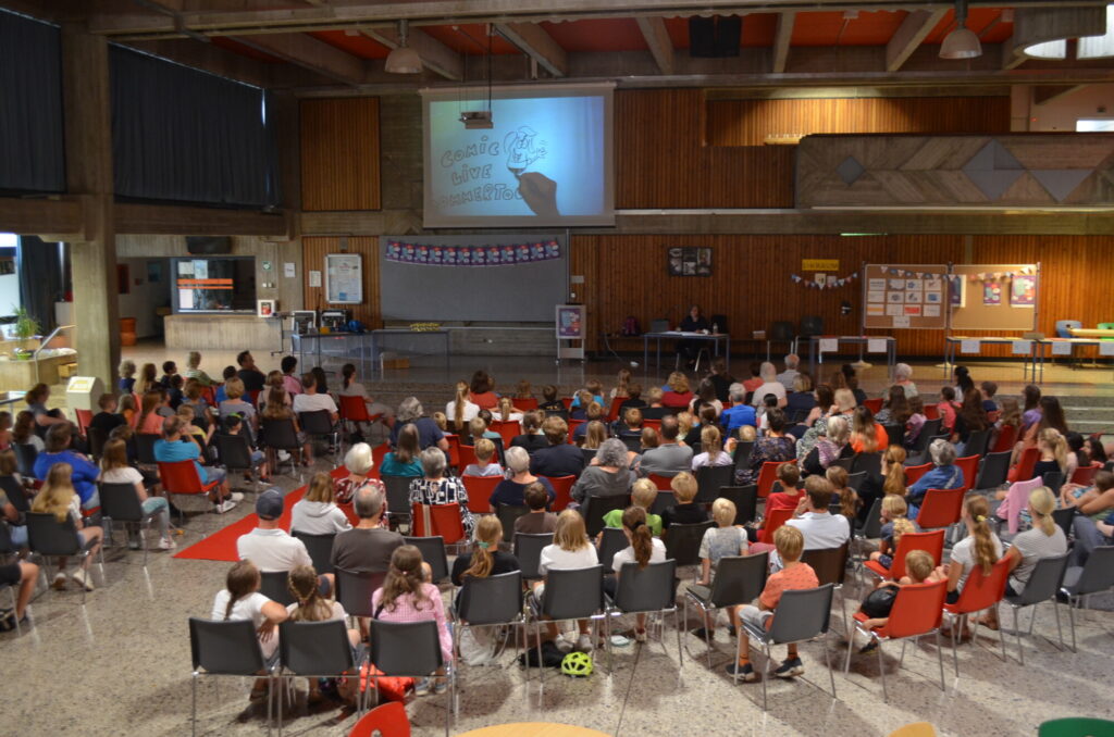 Während der Abschlussfeier des diesjährigen Sommerleseclubs konnten die Teilnehmenden live die Arbeit der Comiczeichnerin Charlotte Hofmann verfolgen.