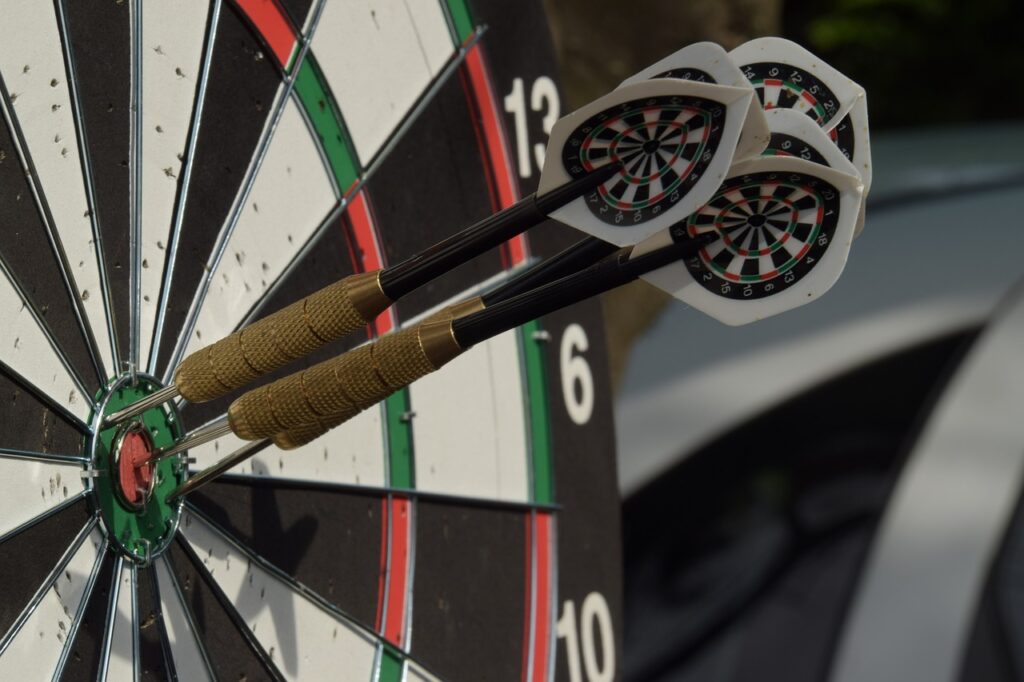 Dartboard mit Pfeilen