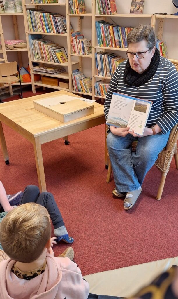 Vorlesepatin Brigitte Tölle liest ehrenamtlich im Kindergarten Brake.