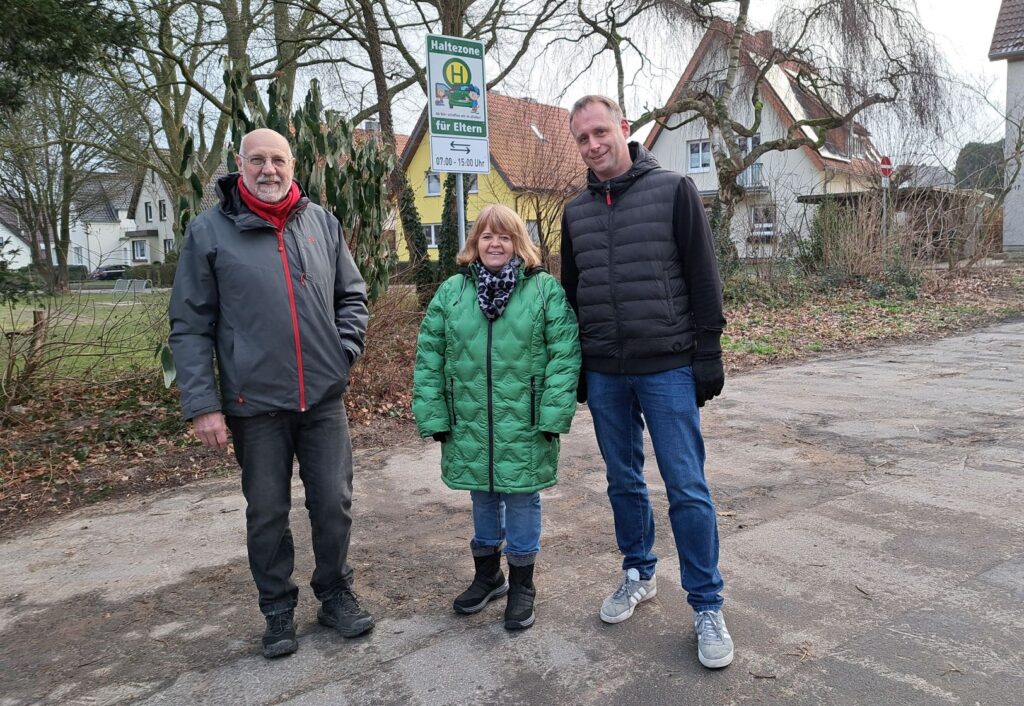 Hartmut Baack (Ortsausschussvorsitzender Brake), Gerlinde Schmidt (Leiterin des Familienzentrums Brake) und Jörg Franks (Leiter der Grundschule am Schloss, von links) hoffen, dass die neue Elternhaltestelle gut angenommen wird.