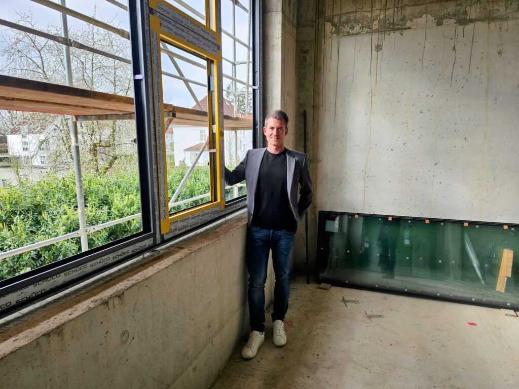 Architekt Norman Rackisch kontrolliert den Einbau der Fenster in den Anbau des Marianne-Weber-Gymnasiums.