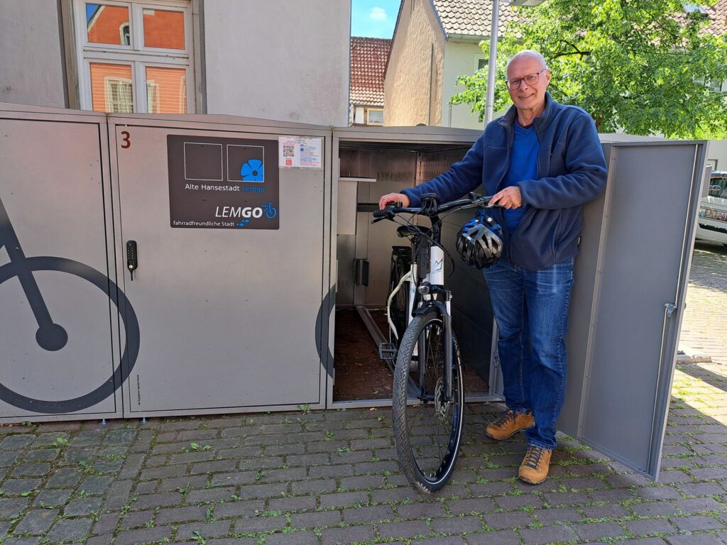 Lemgos Radverkehrsbeauftragter Gerhard Reineke hat die Fahrradboxen schon getestet.