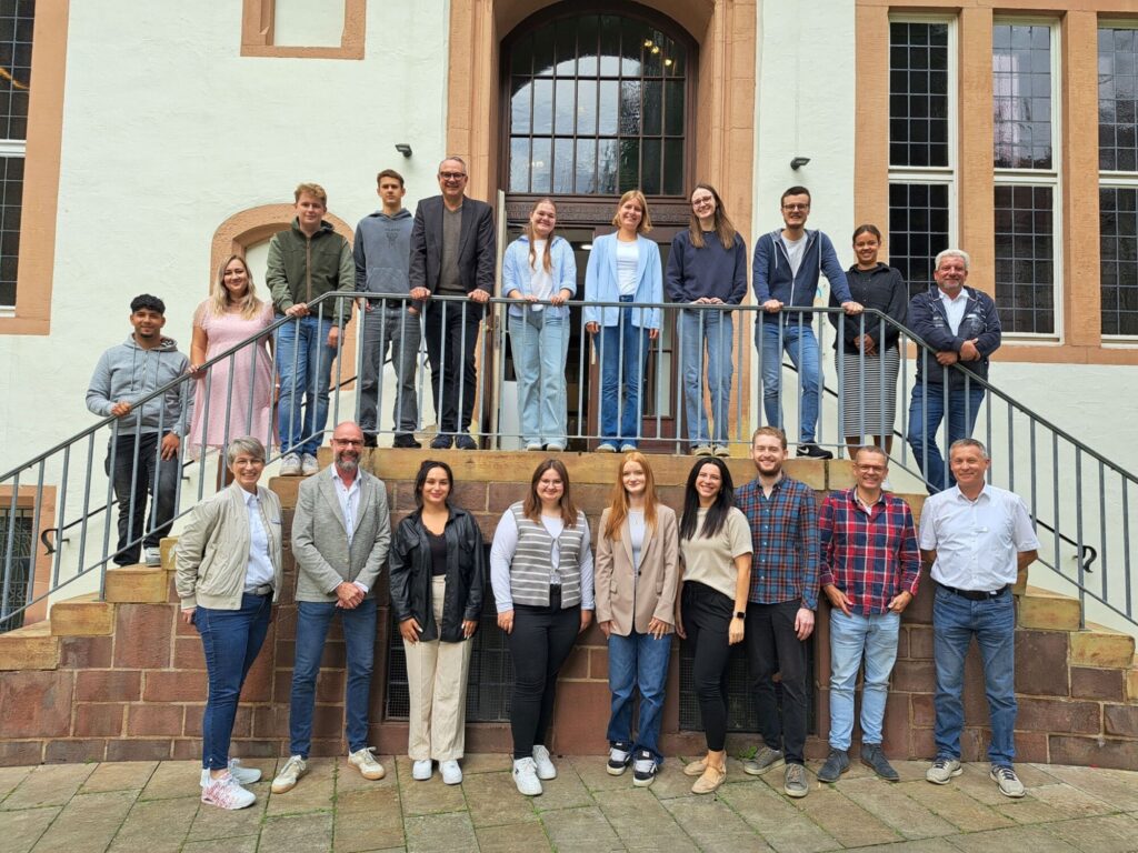 Die neuen Auszubildenden wurden an ihrem ersten Tag von Bürgermeister Markus Baier (oben, Fünfter von links), Kämmerer und erstem Beigeordneten Frank Limpke (unten, Zweiter von links) sowie weiteren Vertreterinnen und Vertretern der Stadt Lemgo begrüßt.