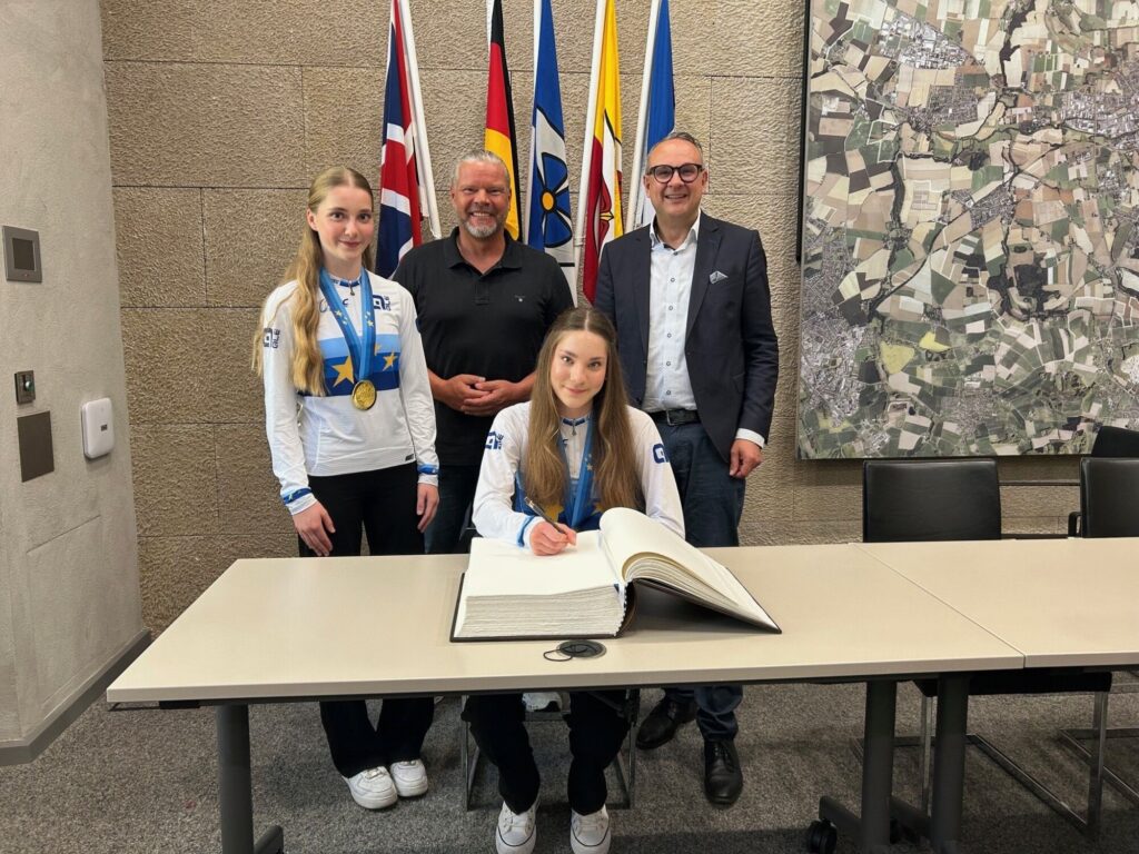 Das Duo Maya Rudkoski (stehend links) und Melina Rethmeier (sitzend) trug sich nach dem Gewinn der Europameisterschaft und der Deutschen Meisterschaft in das Goldene Buch der Alten Hansestadt ein, sehr zur Freude von (stehend mittig) Michael Lutter vom Stadtsportverband Lemgo und (stehend rechts) Bürgermeister Markus Baier.