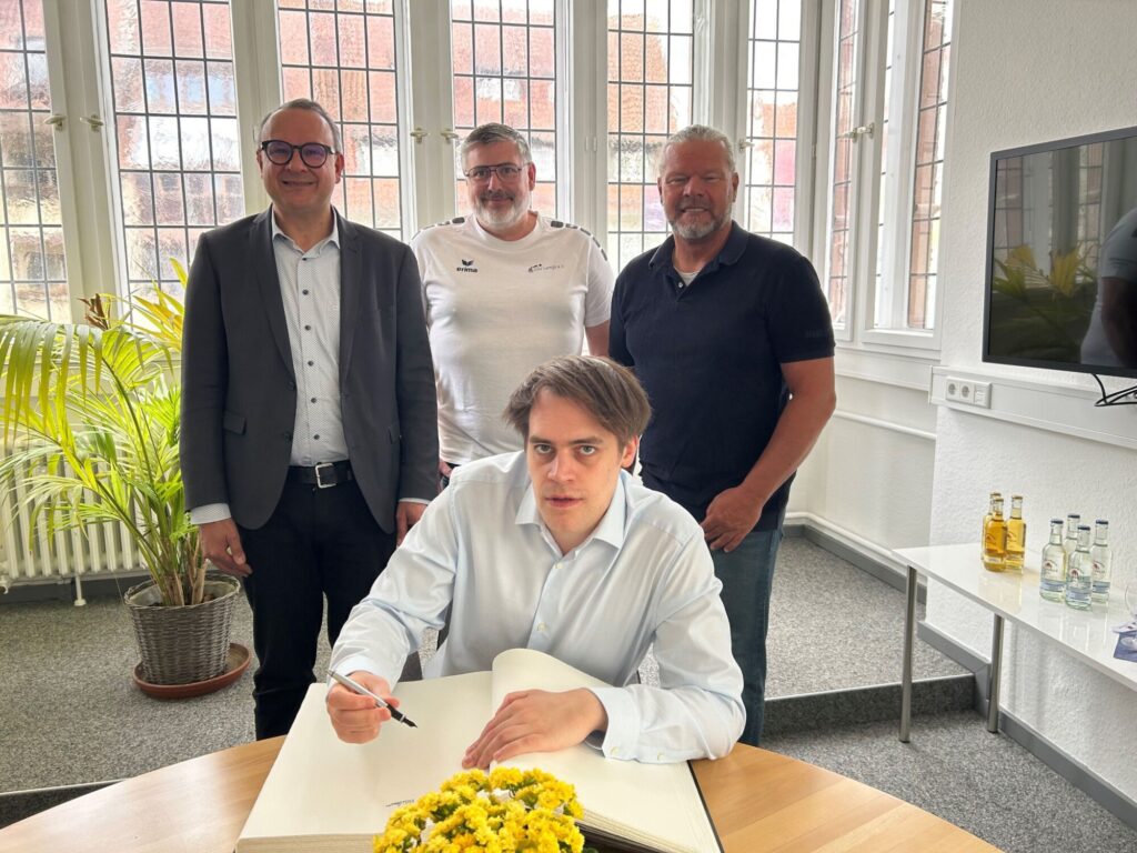 Europameister Matthias Blübaum trug sich in das Goldene Buch der Stadt Lemgo ein. Bürgermeister Markus Baier sowie Alexander Wegner und Michael Lutter (beide Stadtsportverband) gratulierten.