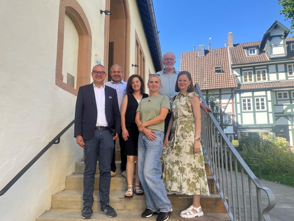 Bürgermeister Markus Baier begrüßte Stanislav Spivak, Kateryna Kushnir, Daria Kamerysta, Klaus Kröker und Natalia Korolova (von links) vom Verein „Starke Ukraine e.V.“ im Lemgoer Rathaus.