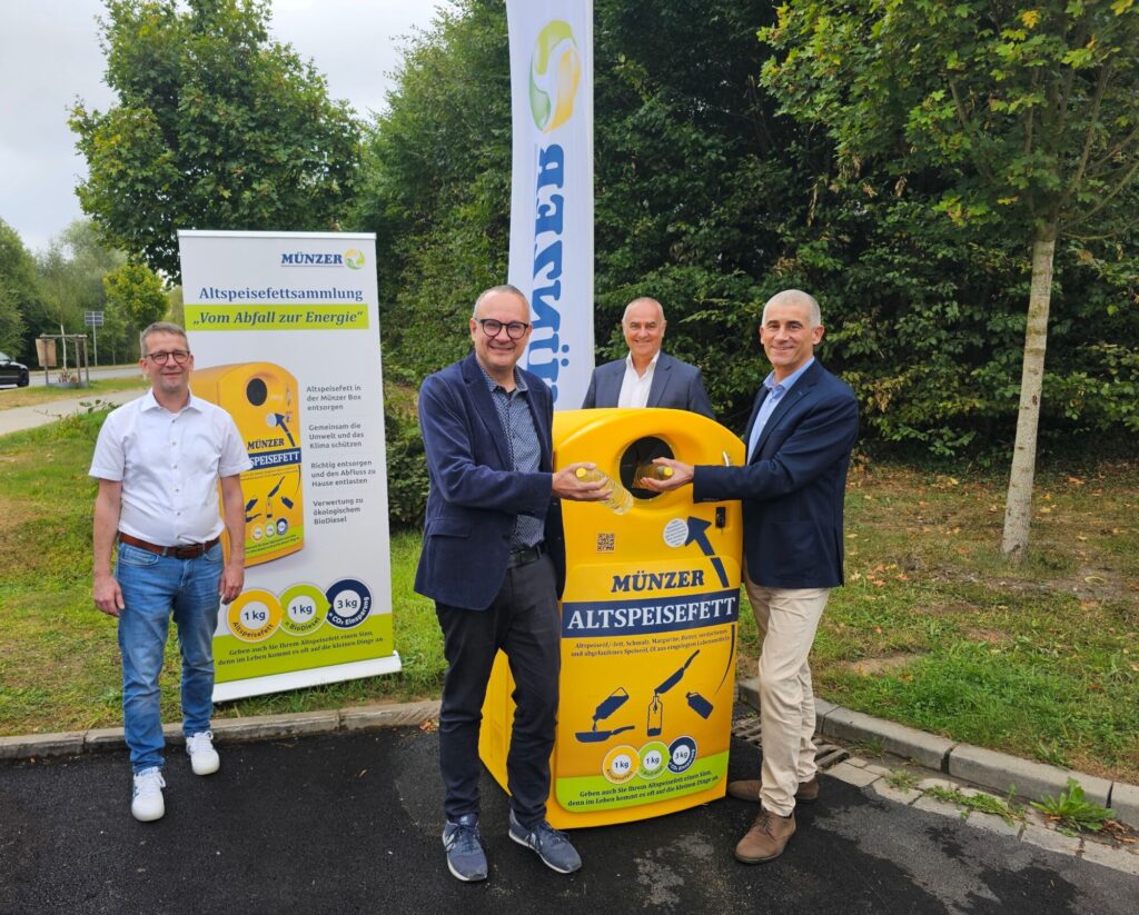 Geschäftsbereichsleiter Dennis Ortmeier, Bürgermeister Markus Baier, Walter Sattlberger, Münzer-Unternehmenskommunikation, und Albert Bechtoldt, Münzer-Vertriebsleiter (von links), zeigen, wie leicht man an den neuen Sammelboxen Altspeisefett entsorgen kann.
