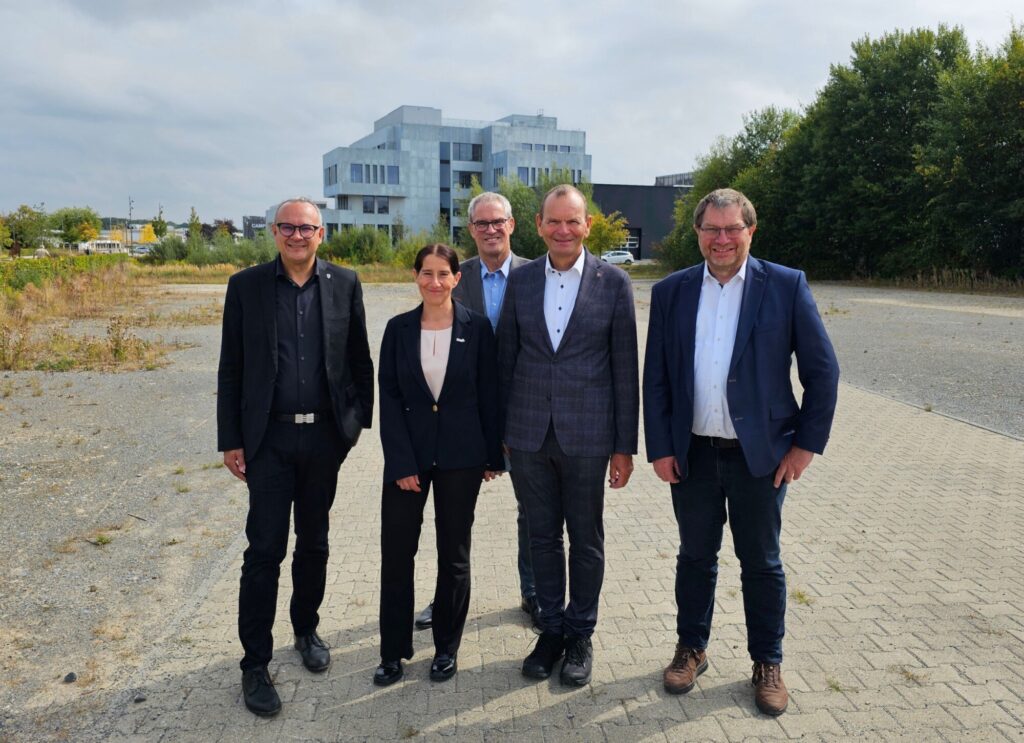 Bürgermeister Markus Baier, MRI-Präsidentin Prof. Dr. Tanja Schwerdtle, MRI-Institutsleiter Dr. Bertrand Matthäus, TH-Präsident Prof. Dr. Jürgen Krahl und TH-Vizepräsident Prof. Dr. Stefan Witte (von links) auf ihrem Rundgang über den Innovation Campus Lemgo.