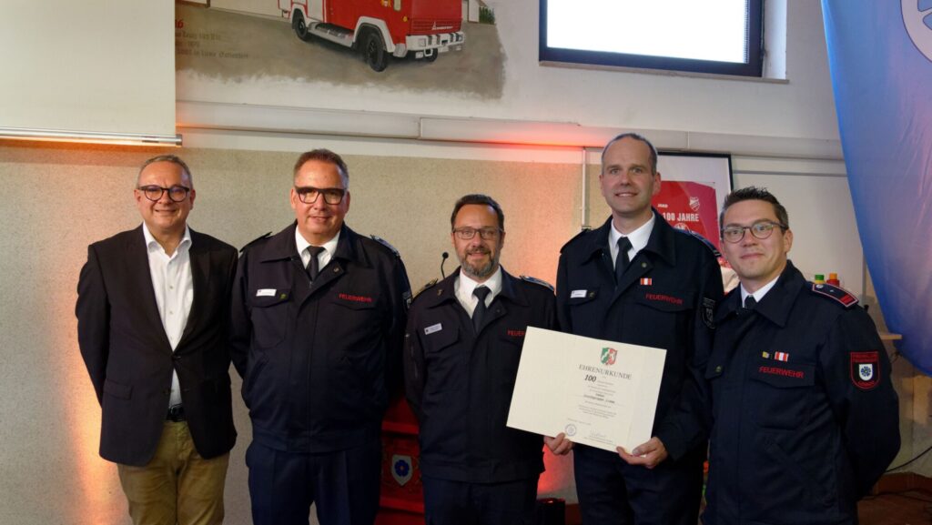 Bürgermeister Markus Baier, Wehrführer Lars-Uwe Brede, stellvertretender Kreisbrandmeister Sascha Medina Azuaga, Liemer Löschgruppenführer Axel Mießner und der stellvertretende Löschgruppenführer Sebastian Krüger (von links).