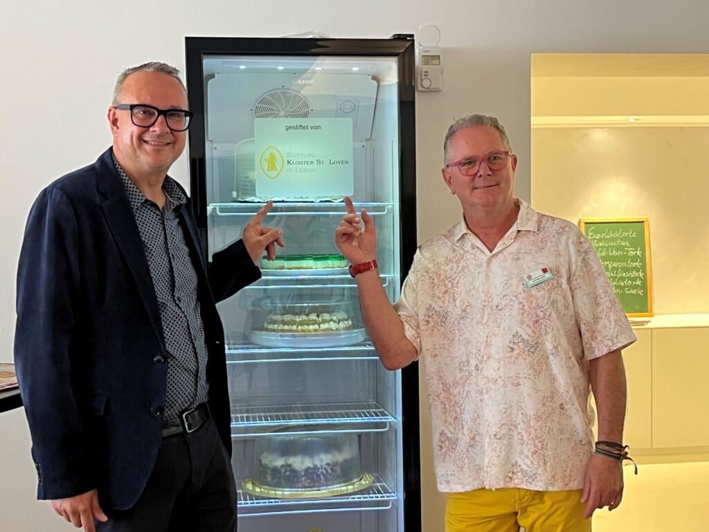 Bürgermeister Markus Baier und Organisator Antonio Ugia freuen sich über den neuen Kühlschrank, den die Stiftung Kloster St. Loyen gespendet hat.