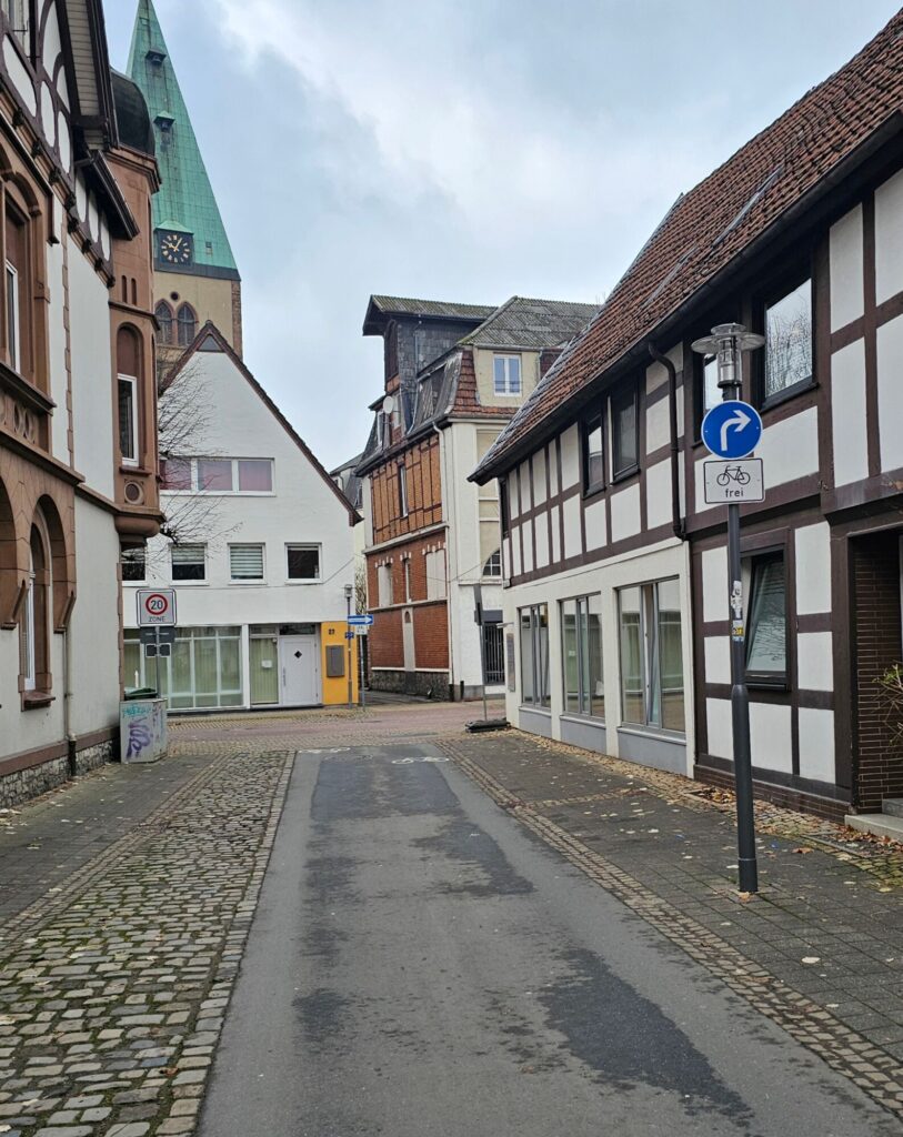 Aus der Orpingstraße ist das Abbiegen in die Breite Straße weiter möglich, aber nur noch nach rechts.