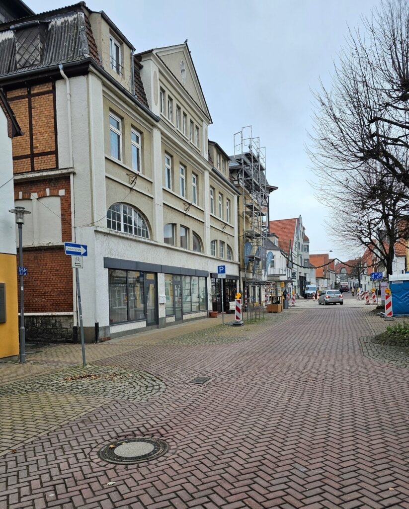Das Auto macht es richtig: Es ist der Einbahnstraßenregelung entsprechend in Richtung Kreuzungsbereich gefahren.