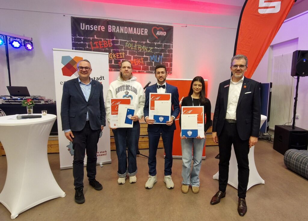 Bürgermeister Markus Baier (links) und Klaus Drücker (Vorstandsvorsitzender der Sparkasse Lemgo, rechts) haben Mattis Löfflad, Holger Rehm und Chiara Zagorny (von links) für ihr ehrenamtliches Engagement geehrt.
