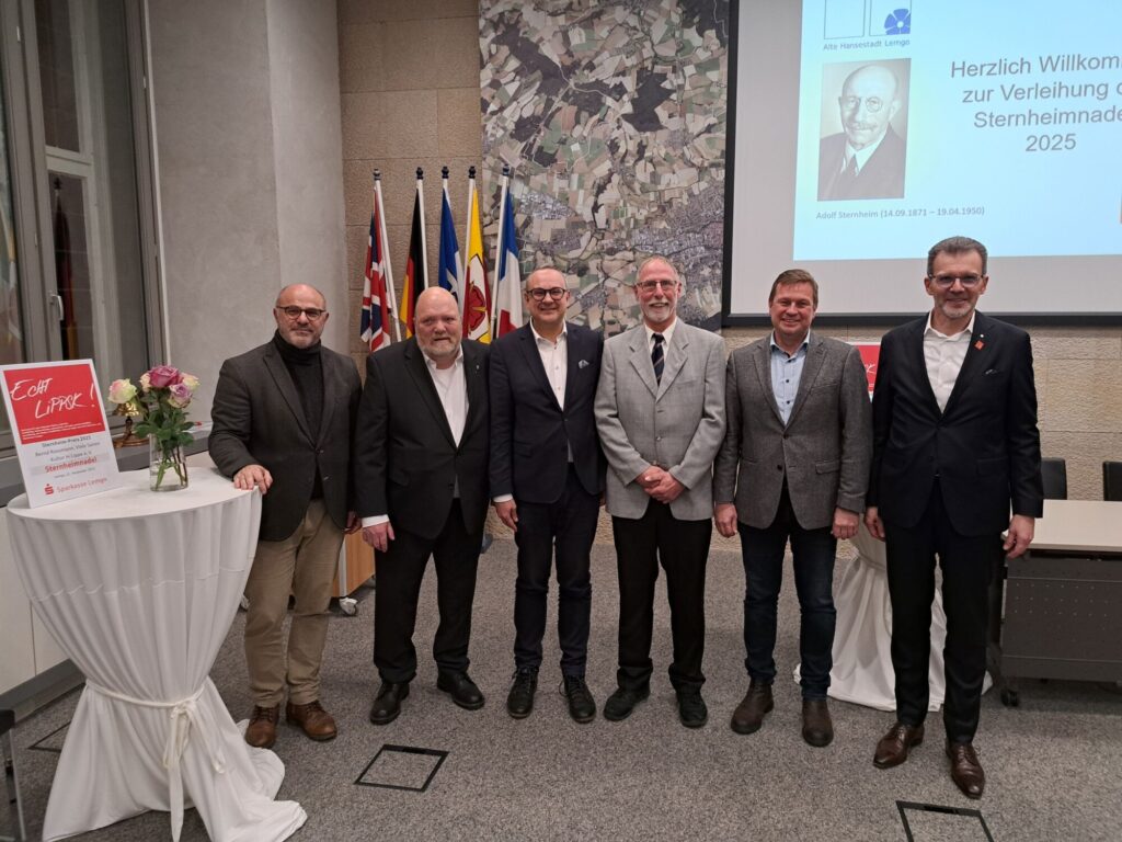 Von links: Laudator Biagio La Pillo und Preisträger Bernd Rossmann, Bürgermeister Markus Baier, Preisträger Klaus Brakhage und Laudator Alexander Baer und Klaus Drücker (Vorstandsvorsitzender der Sparkasse Lemgo).